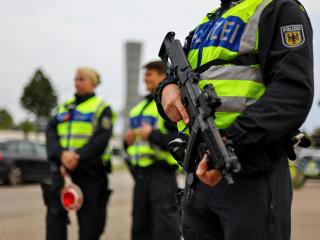 La policía alemana realiza controles aleatorios en la frontera con Francia, en Kehl.