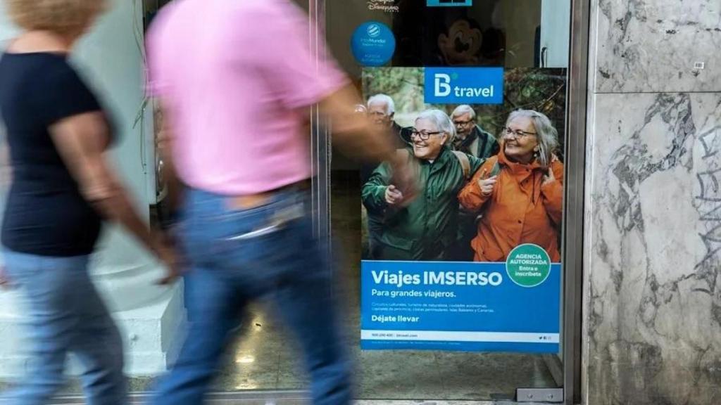 Varias personas piden información en una agencia sobre los viajes del Imserso. Efe / Biel Aliño
