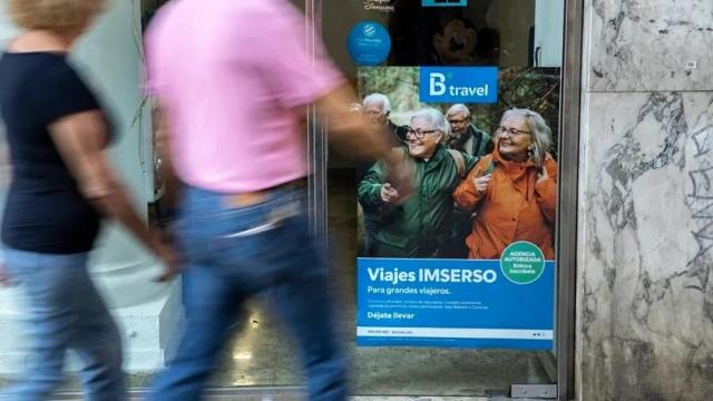 Cartel del Imserso en una agencia de viajes. Efe / Biel Aliño