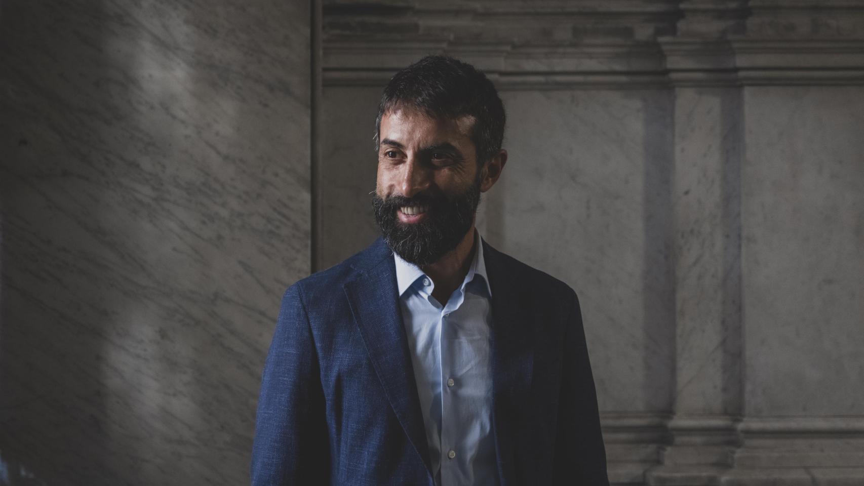 Mosab Hassan Yousef posa para la entrevista.