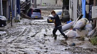 Un residente local lucha por caminar sobre el barro en la calle después de las inundaciones causadas por lluvias torrenciales en Wajima, prefectura de Ishikawa, Japón, el 22 de septiembre de 2024.