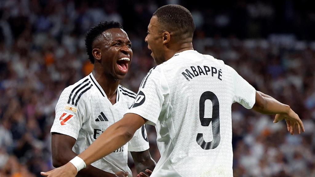 Vinicius y Mbappé celebran el gol del francés ante el Espanyol.