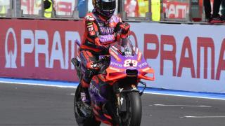 Jorge Martín hace un corte de mangas al cruzar la línea de meta en la segunda posición, en Misano,