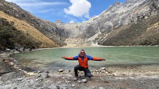 Carlos Martínez posa en una de las lagunas de la Cordillera Blanca de Perú.
