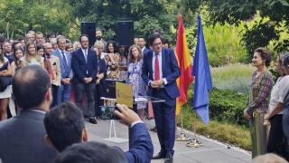 Pedro Duque y Antonio Hernando (izquierda) en la toma de posesión de Óscar López como ministro para la Transformación Digital y de Función Pública.