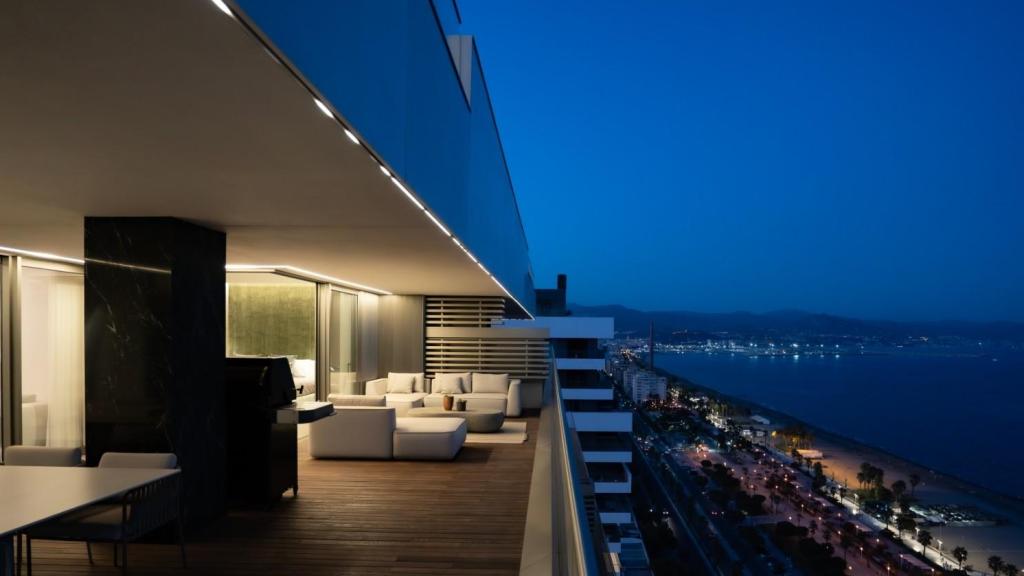 Imagen de la terraza de uno de los áticos de superlujo de Sierra Blanca Estates en el litoral oeste de Málaga.