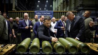 Volodímir Zelenski, en su visita a una fábrica armamentística en Estados Unidos.