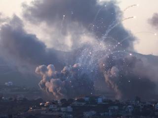 Un bombardeo israelí observado desde la ciudad de Tiro, en el sur del Líbano, este 23 de septiembre.