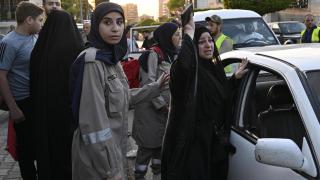 Una familia llega desde el sur de Líbano a un refugio improvisado en Beirut.