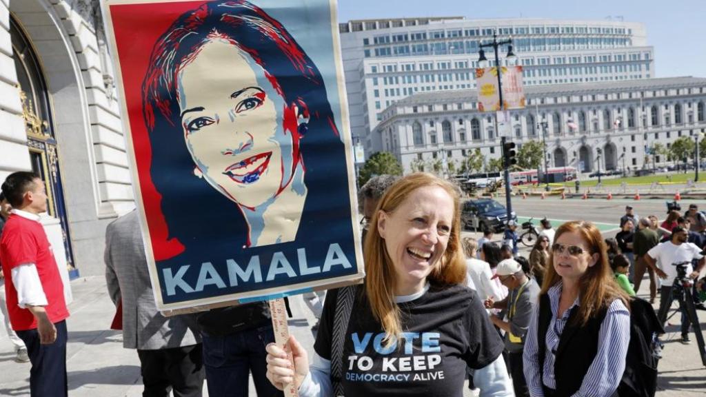Una mujer sostiene una pancarta con la efigie de Kamala Harris durante una concentración en apoyo de su nominación como candidata demócrata a la Casa Blanca, el pasado 22 de julio a las puertas del ayuntamiento de San Francisco.