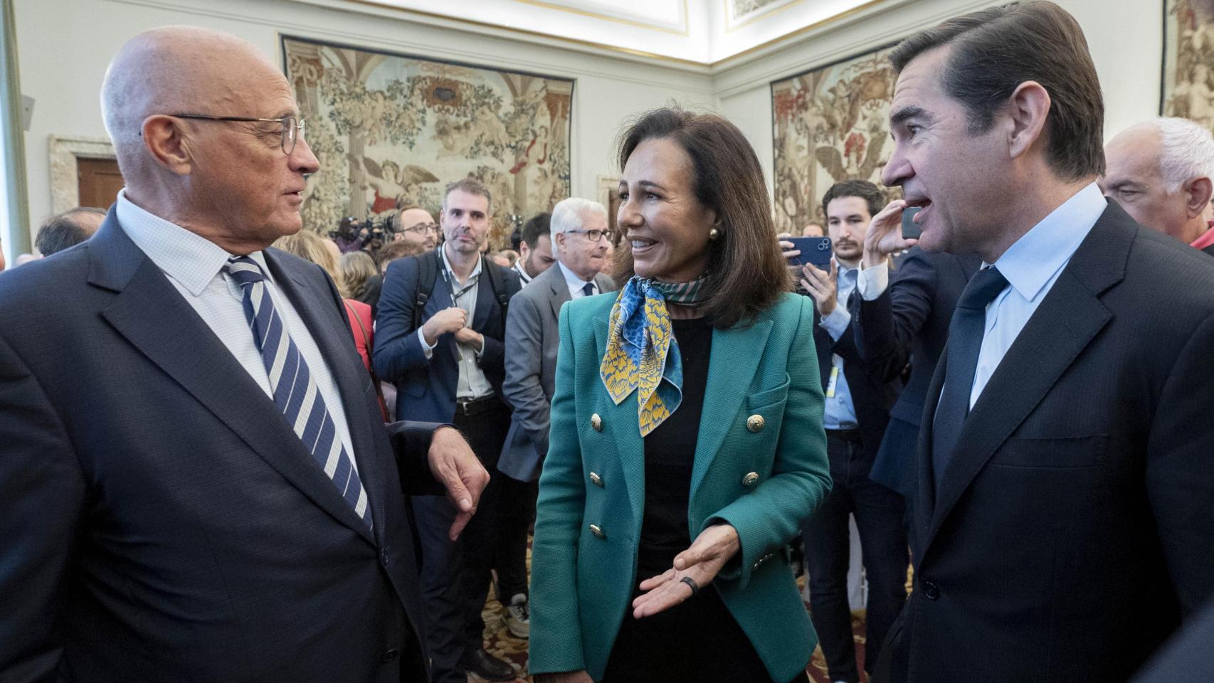 El presidente de Sabadell, Josep Oliu; la presidenta de Santander, Ana Botín, y el presidente de BBVA, Carlos Torres, conversan tras la ceremonia de toma de posesión del nuevo gobernador del Banco de España en la sede del supervisor.