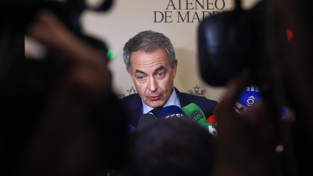 El expresidente José Luis Rodríguez Zapatero, este martes en el Ateneo de Madrid.