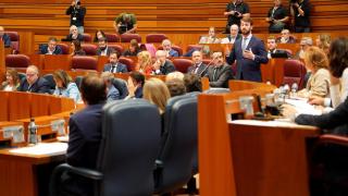 El portavoz de Vox, Juan García-Gallardo, durante su pregunta al presidente de la Junta, Alfonso Fernández Mañueco, en el pleno de las Cortes de este martes