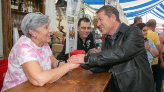 Emiliano García-Page saluda a otras personas el pasado fin de semana en las Ferias de San Mateo de Talavera de la Reina.