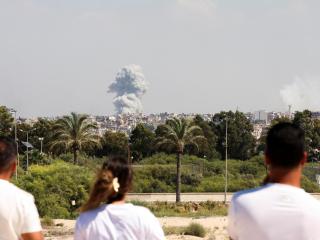 VÍDEO | Israel amplía los ataques en Líbano y miles de personas huyen del sur del país