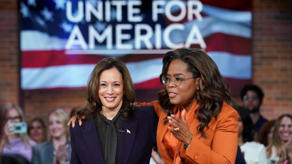 La candidata demócrata a la presidencia estadounidense, Kamala Harris, junto a la presentadora Oprah Winfrey, durante un acto de campaña en Detroit el pasado jueves.