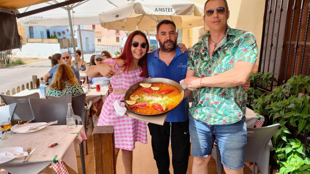 Vicente Navarro con una de las paellas de su restaurante,. EE