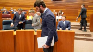 El portavoz de Vox, Juan García-Gallardo, pasa por delante del presidente de la Junta, Alfonso Fernández Mañueco, en el pleno de las Cortes de Castilla y León de esta semana