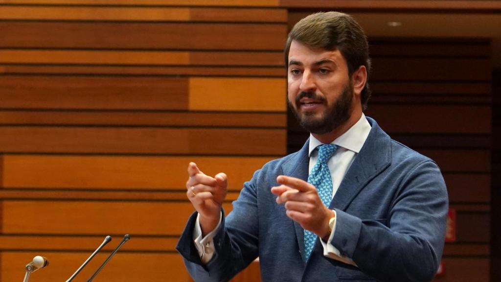 El portavoz de Vox, Juan García-Gallardo, durante su intervención en el pleno de las Cortes de este miércoles