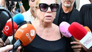 Mayte Zaldívar atendiendo a la prensa en el tanatorio por la muerte de Julián Muñoz.