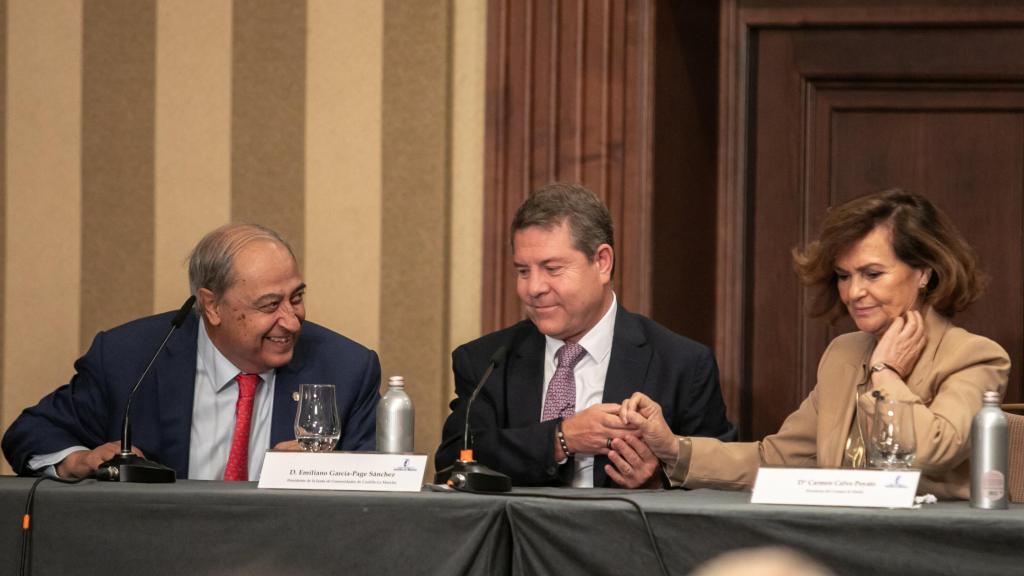 Emiliano García-Page, entre Carmen Calvo y Javier de Irízar.