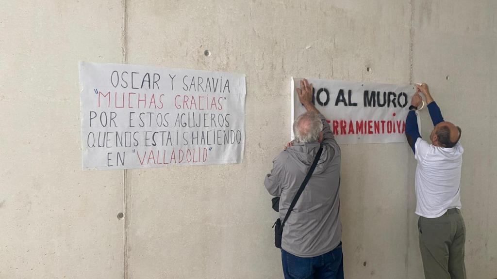 Imagen de la irónica placa en recuerdo de Óscar Puente y Manuel Saravia en el túnel de Padre Claret.