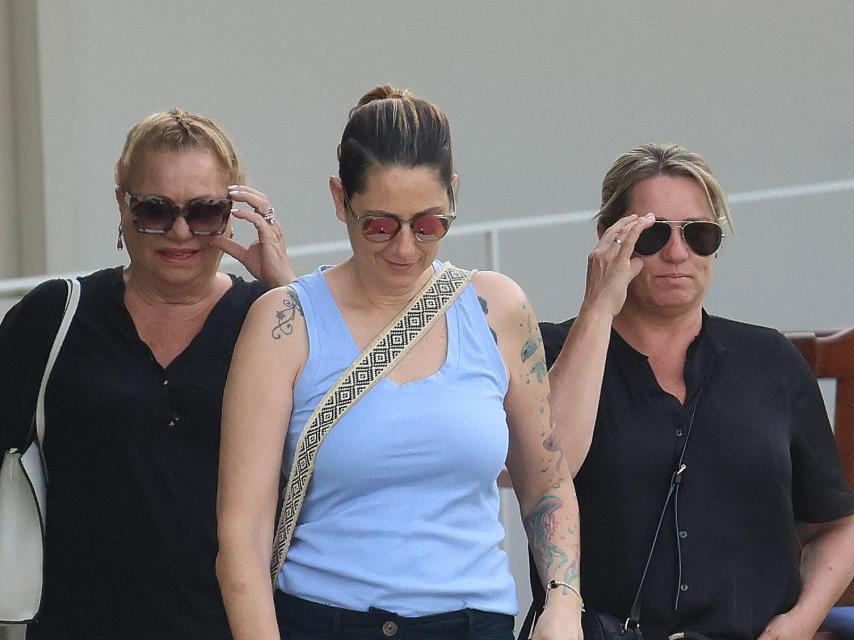 Mayte Zaldívar, junto a sus hijas, Elia -en el centro de la imagen- y Eloísa -a la derecha-.