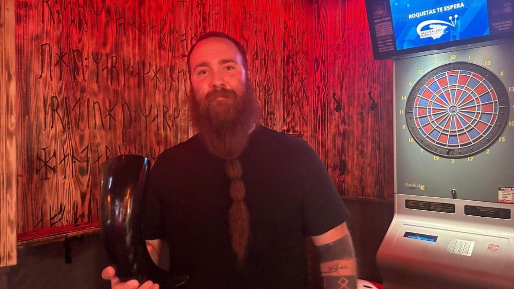 El dueño del local en la pared de runa.