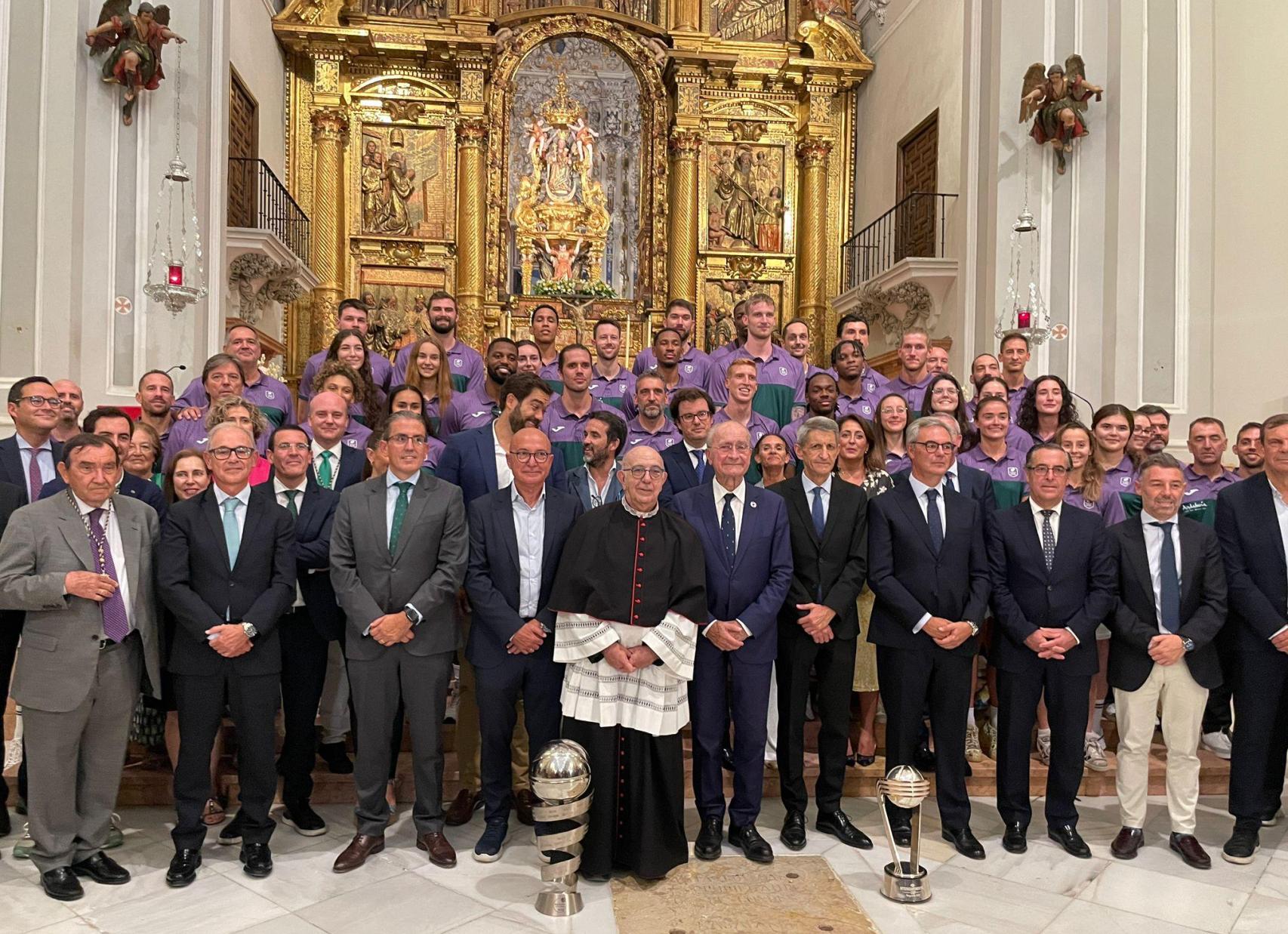 El Unicaja ofrece los trofeos a la patrona.