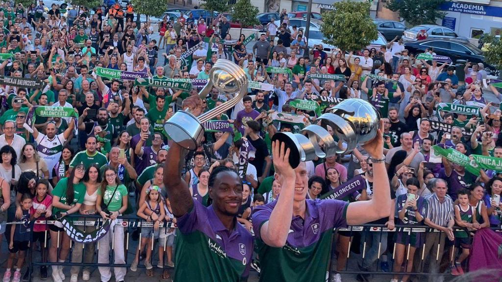 Cientos de personas concentradas en la explanada del Santuario de la Virgen de la Victoria.