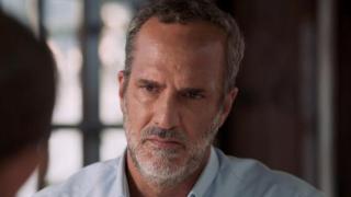 Santi Acosta escucha atentamente las palabras de Julián Muñoz.