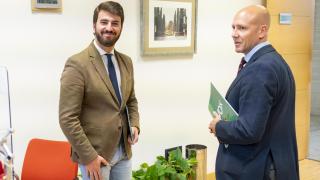 El portavoz de Vox, Juan García-Gallardo, y el portavoz adjunto, Carlos Menéndez, tras el registro de la proposición de ley de reforma del Diálogo Social