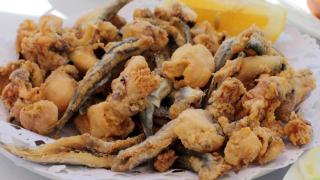 Ni el aceite ni la temperatura: el sencillo truco de los andaluces para freír el pescado mejor que nadie