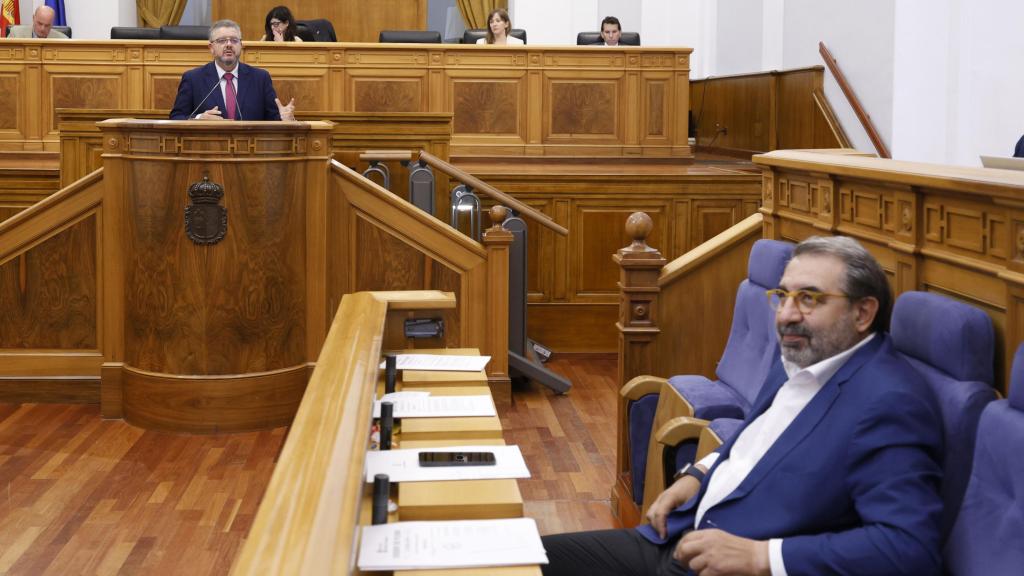 El diputado del PP Juan Antonio Moreno se dirige al consejero de Sanidad durante el pleno.