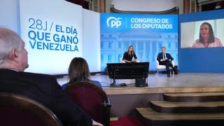 Alberto Núñez Feijóo, presidente del PP, y María Corina Machado, líder de la oposición venezolana, en el Ateneo de Madrid.