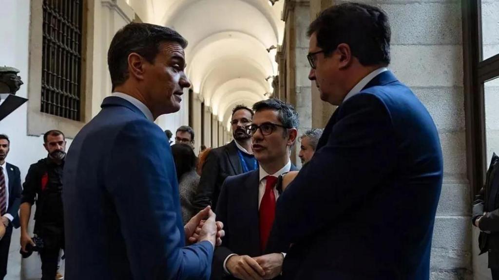 El presidente del Gobierno, Pedro Sánchez, junto al ministro de Presidencia, Félix Bolaños y el ministro de Transformación Digital, Óscar López.
