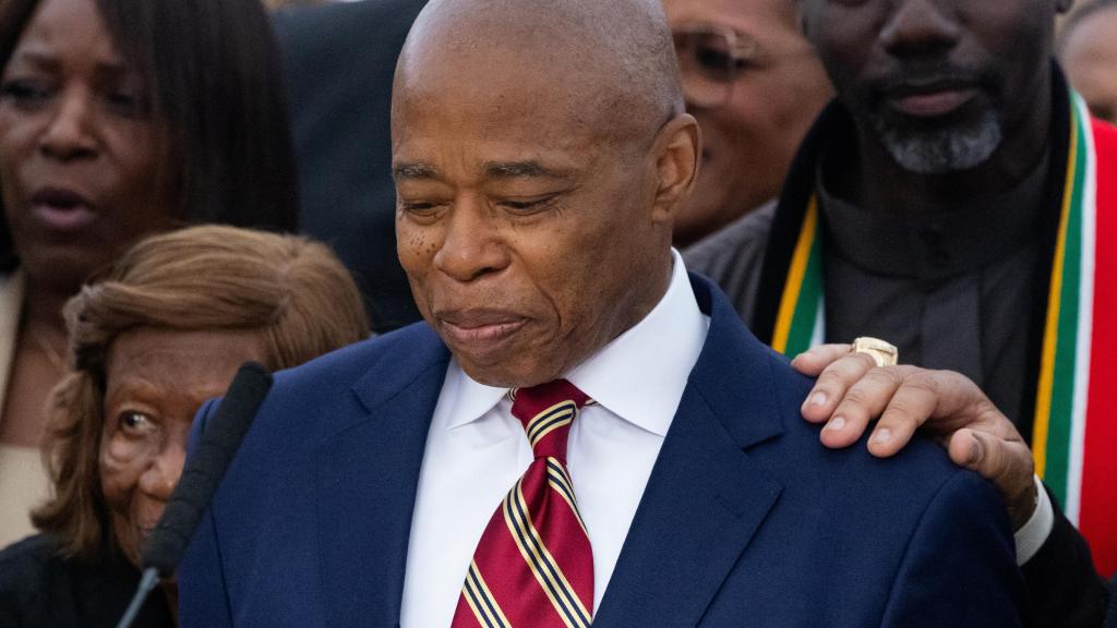 El alcalde Adams, ayer, en una comparecencia a las puertas de su residencia.