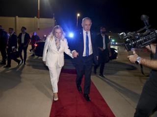 Benjamín Netanyahu esta madrugada dirigiéndose a un avión destino a Nueva York.