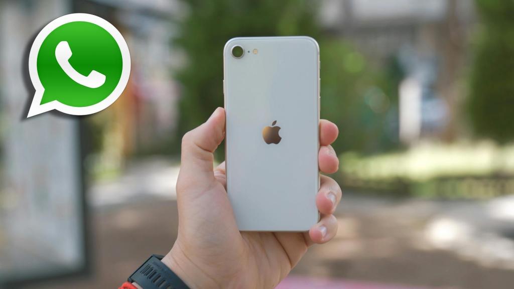Fotomontaje del logo de WhatsApp y un iPhone SE.