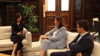 Gil en una reunión con la alcaldesa María José Catalá.