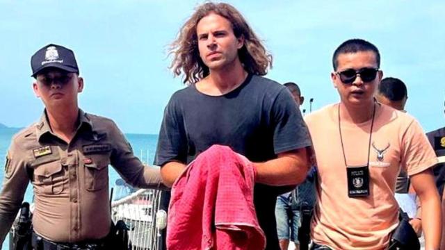 Daniel Sancho, escoltado por agentes de la policía tailandesa tras cometer el crimen.