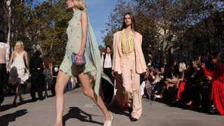 Desfile de Stella McCartney con tejidos sostenibles en las calles de París.