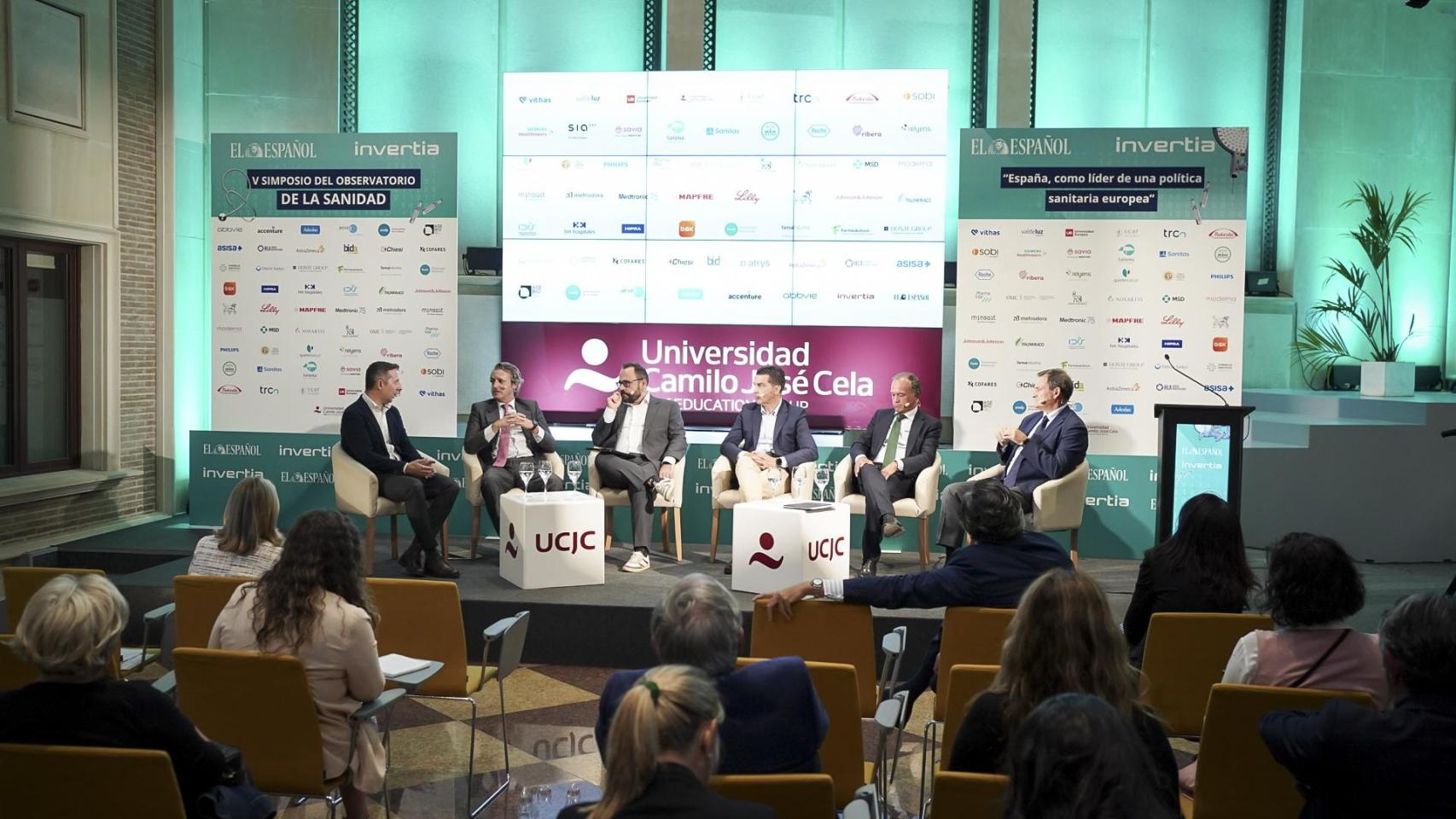 Francisco Calderón, director de Desarrollo de Negocio de Salud de Mapfre; Juan Antonio Gutiérrez Lemos, director de Promoción y Desarrollo de Negocio del Grupo HLA; Eduardo Ortega, redactor jefe de EL ESPAÑOL-Invertia; José David Zafrilla, director de Operaciones del Grupo Ribera;  Luis Iglesias, director de Servicio al Cliente en Salud de Adeslas;  y Joaquín López, director general de Negocio de HM Hospitales.