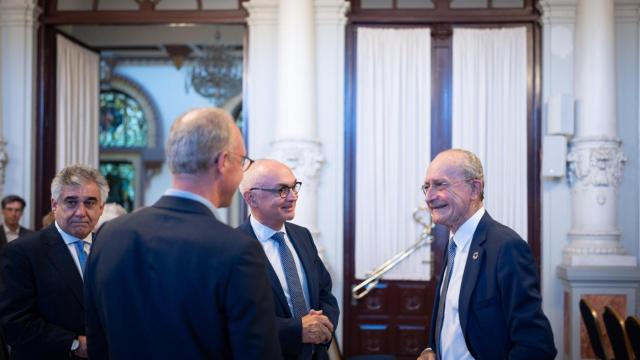 El CEO del IMEC, Luc van den Hove, con Francisco de la Torre, entre otros, durante su visita al Ayuntamiento de Málaga.