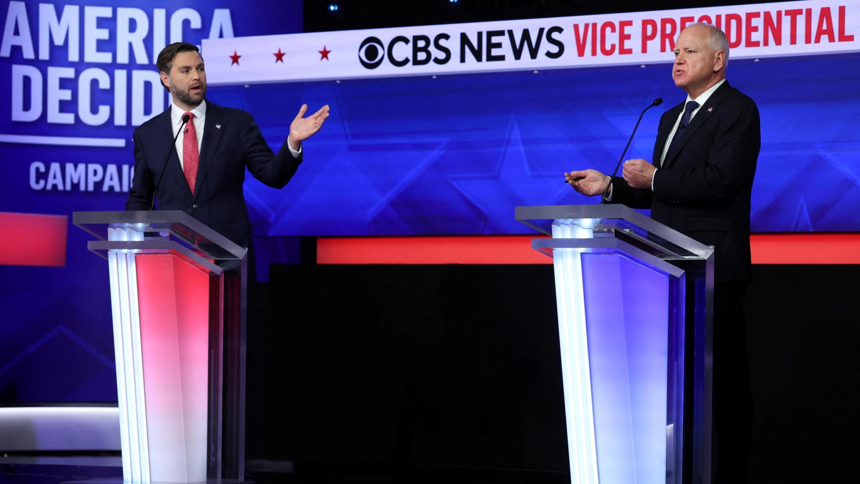 El republicano JD Vance (i) y el demócrata Tim Walz (d) durante el debate.