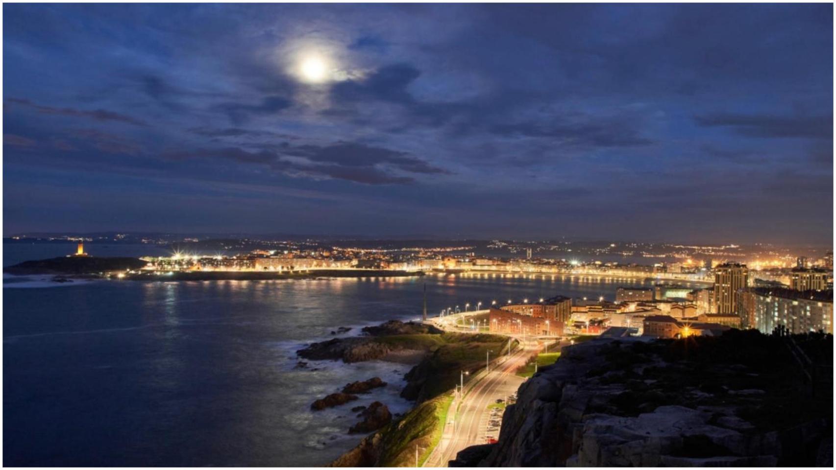 A Coruña iluminada por la noche.