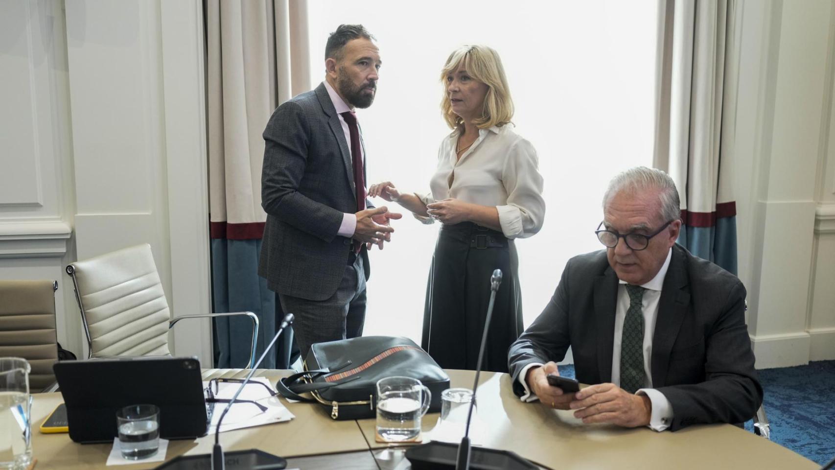 El consejero de Vivienda y Agenda Urbana del País Vasco, Denis Itxaso González (i) durante la reunión de la Conferencia Sectorial de Vivienda y Agenda Urbana, este jueves en Madrid.