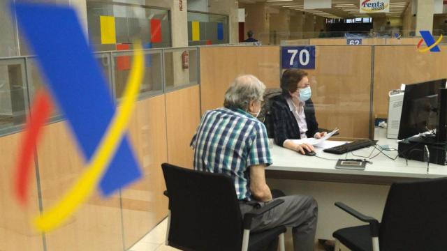 Mutualista atendido en la Agencia Tributaria.