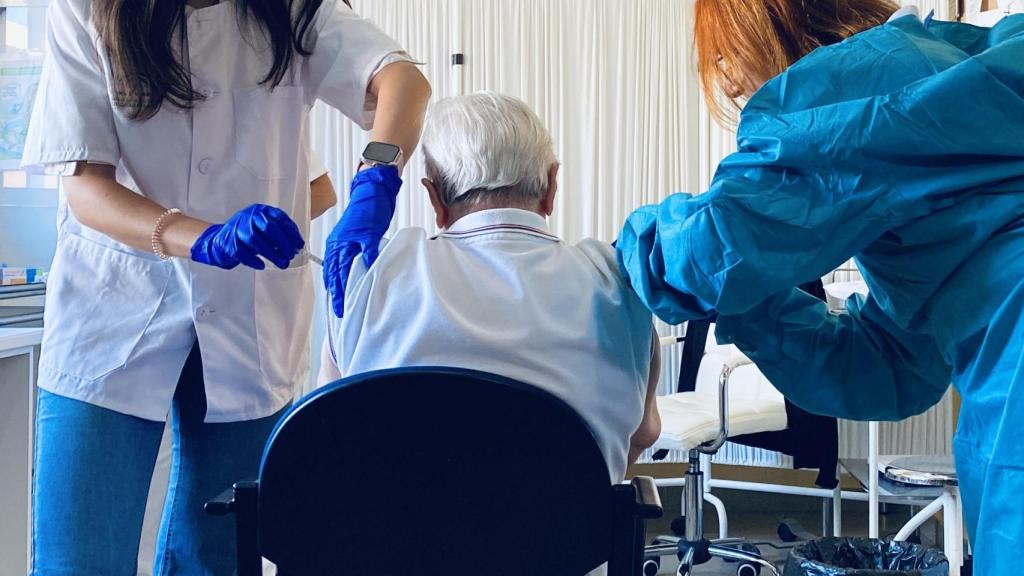 Una mujer vacunándose en una residencia de Málaga en la última campaña.