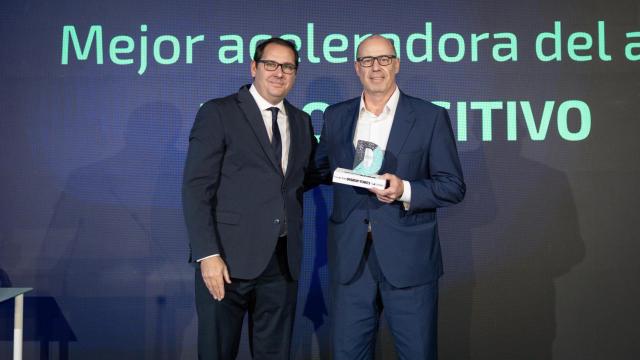 César Tello (ADIGITAL)  y David Sánchez (Polo Positivo) en la entrega del premio a 'Mejor aceleradora del año' en 2024.